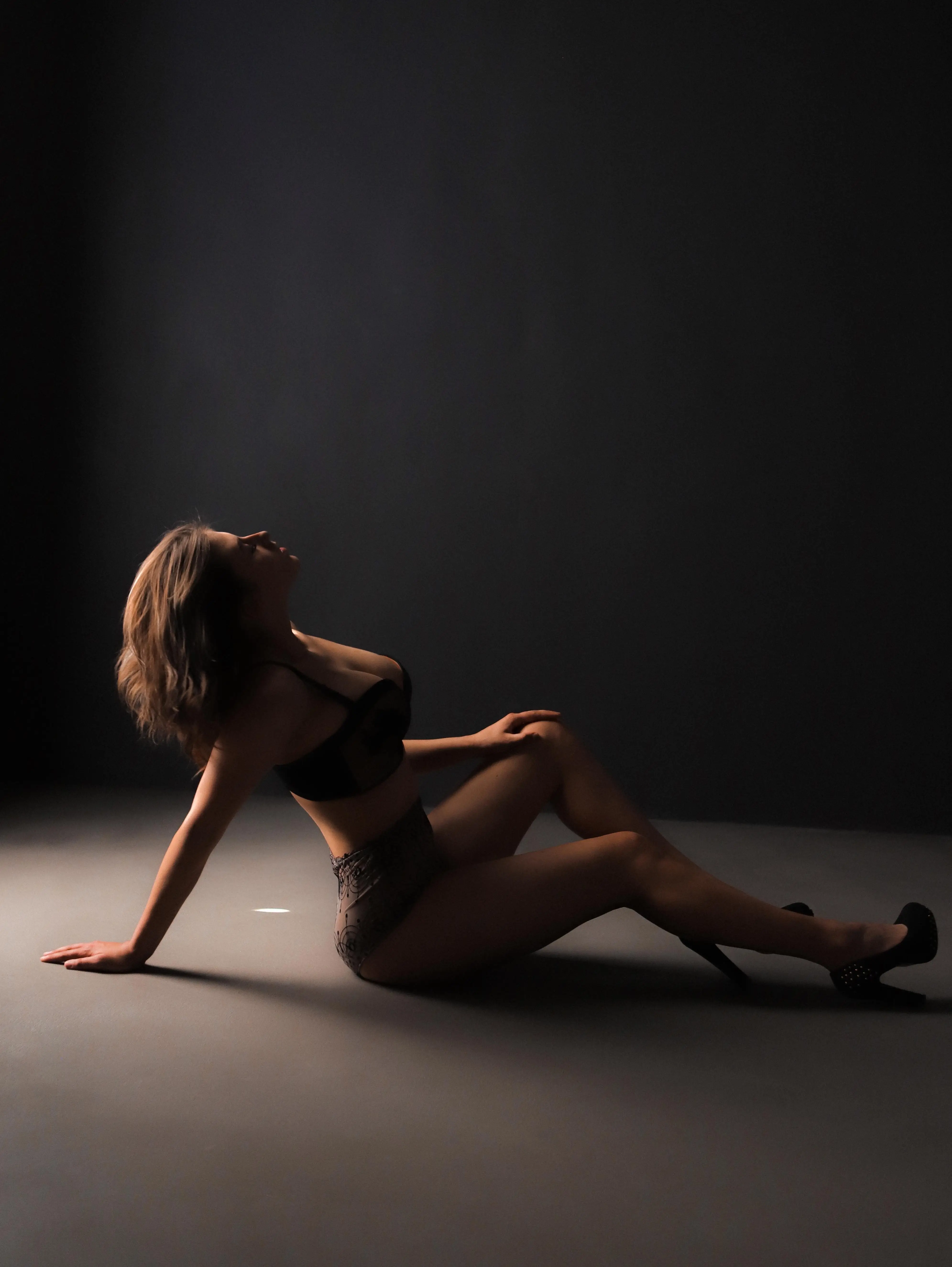 Влада - массажистка салона эротического массажа Red Room Киев 4