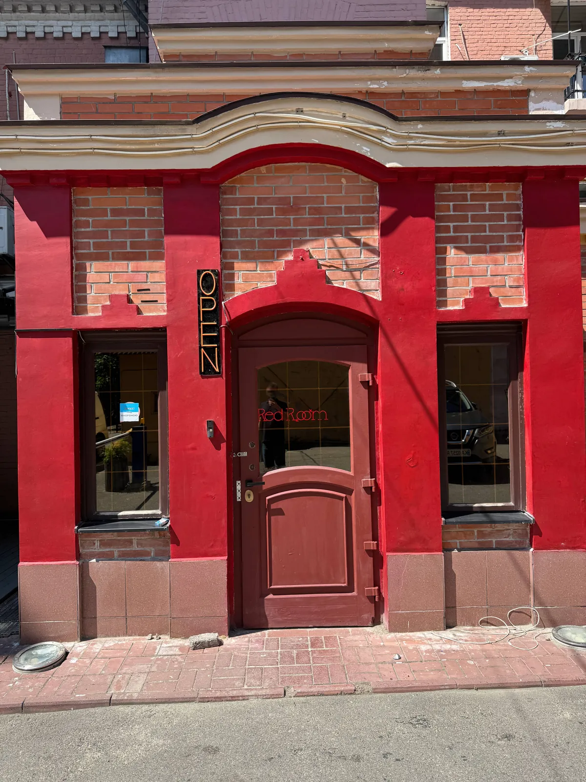 Фасад салону еротичного масажу Red Room у центрі Києва