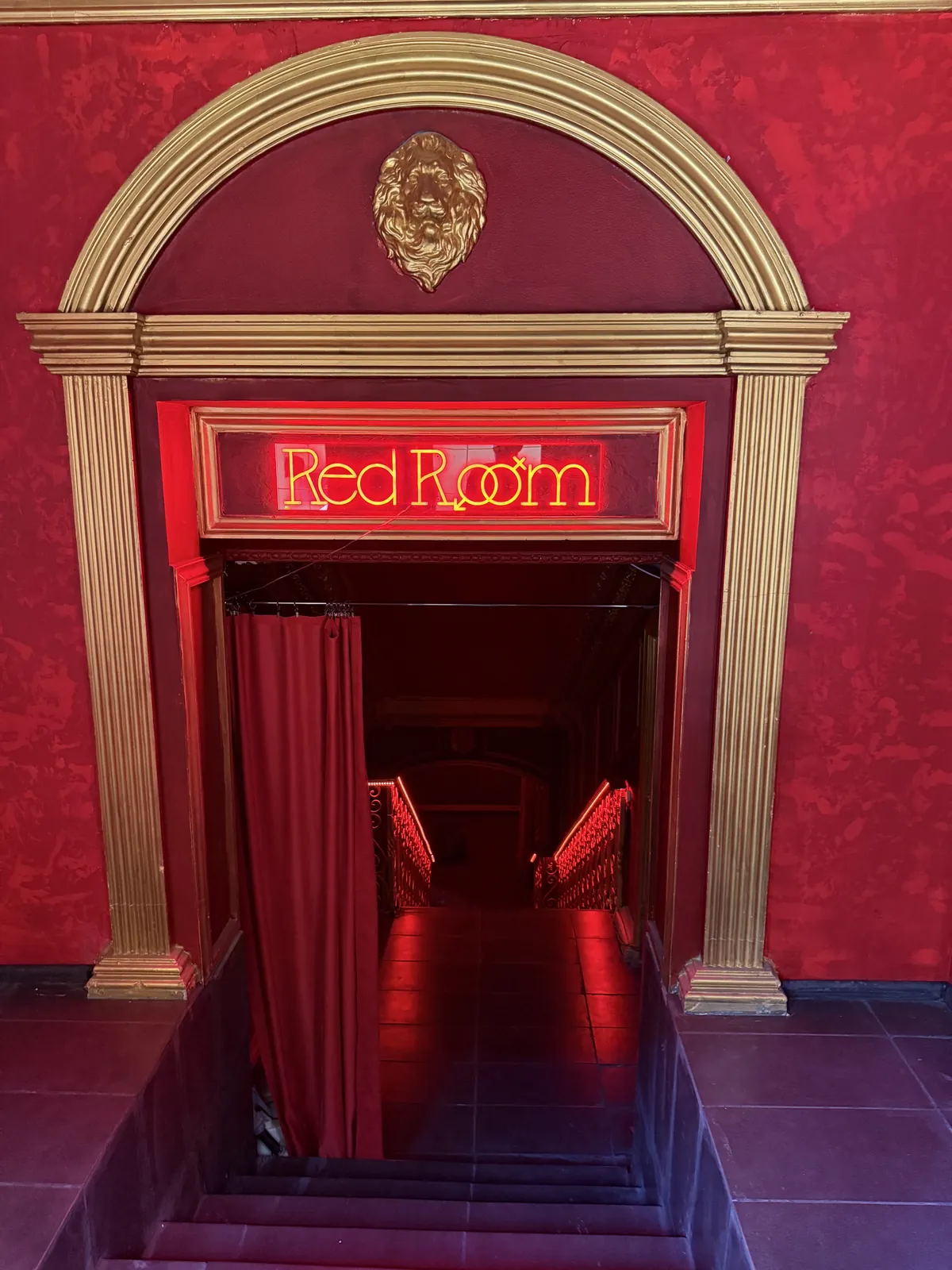 Вхідна арка з неоновою вивіскою салону Red Room Київ