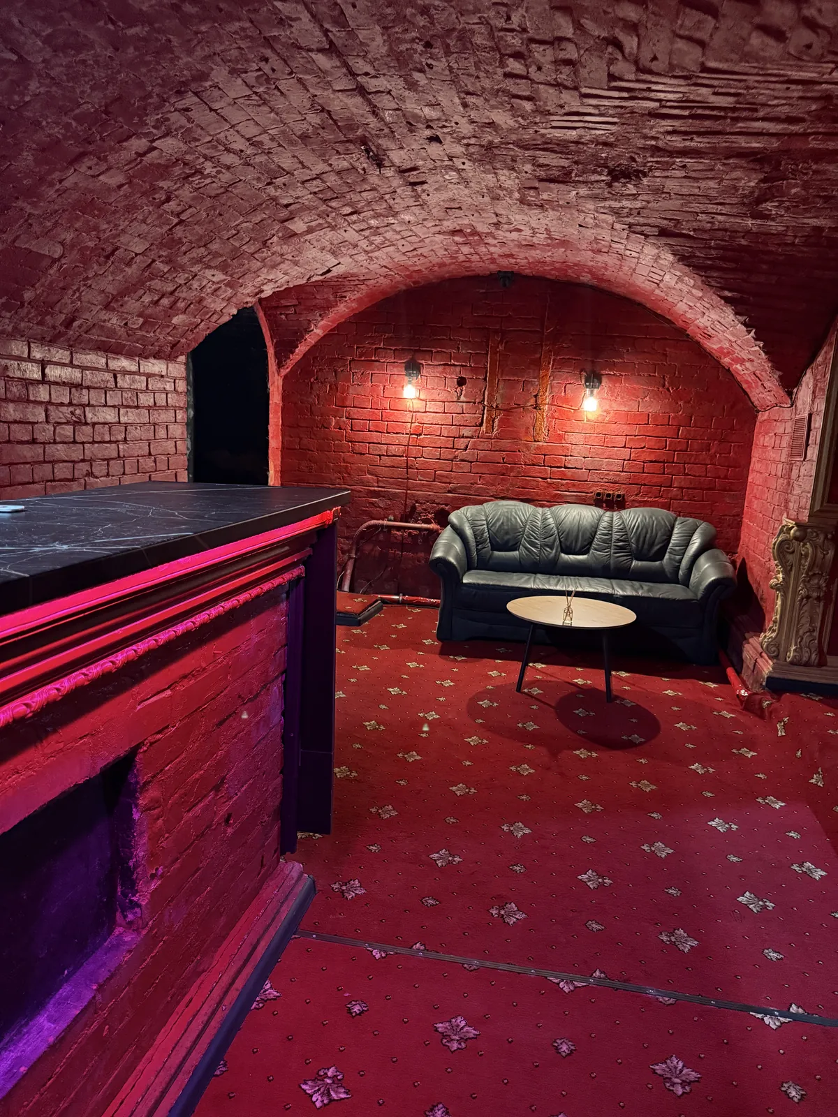 Лаунж-зона зі шкіряним диваном у салоні Red Room Київ