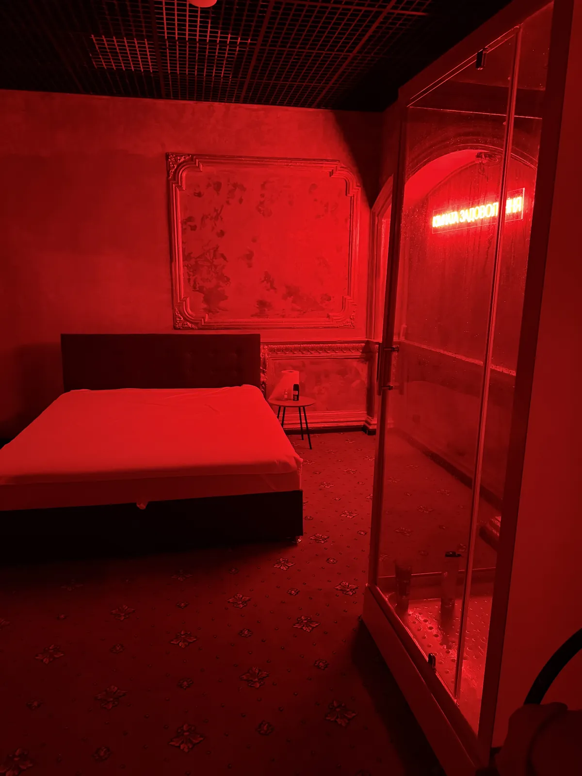 Масажний кабінет у червоному світлі салону Red Room