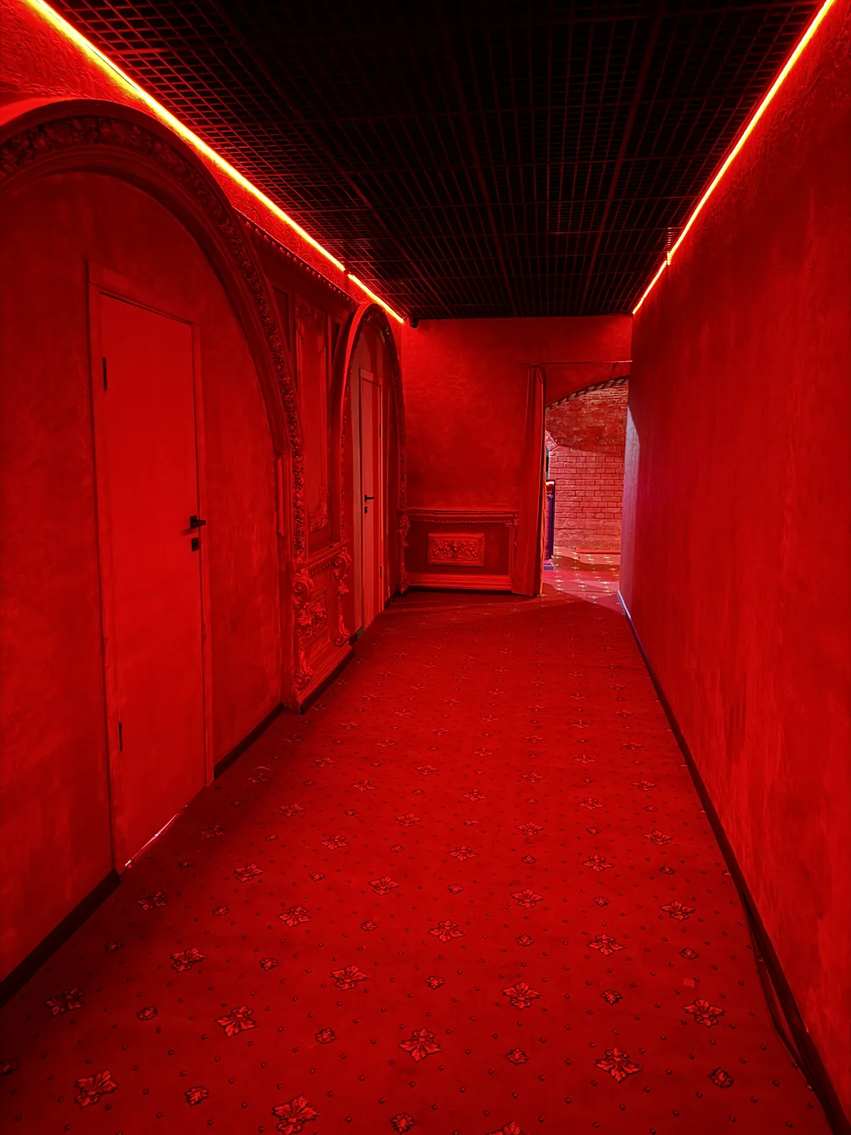 Коридор із червоною підсвіткою в салоні Red Room Київ